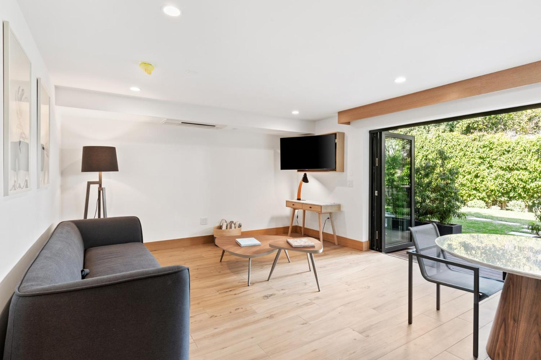 Malibu Sand Carbon Beach Suites Экстерьер фото